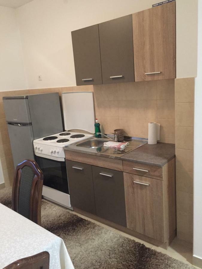 Stan Na Dan Centar Apartamento Šabac Exterior foto