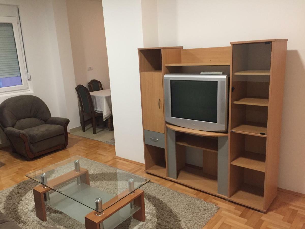 Stan Na Dan Centar Apartamento Šabac Exterior foto